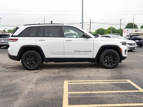 Used 2025 Jeep Grand Cherokee Altitude AWD/4WD image 6