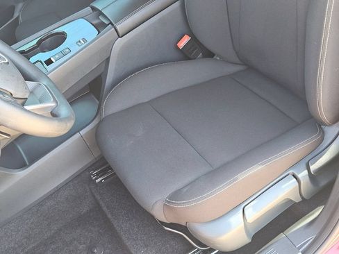 Used 2025 Nissan Rogue S FWD image 16