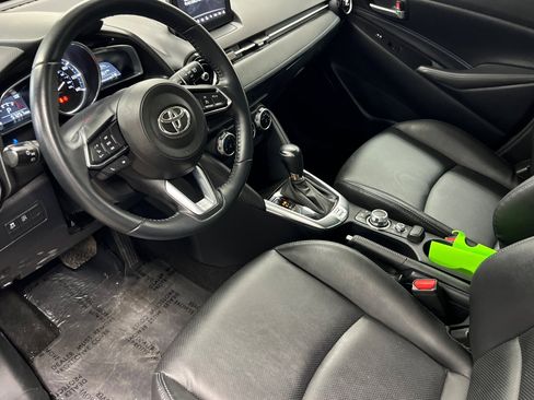 Used 2020 Toyota Yaris XLE image 9