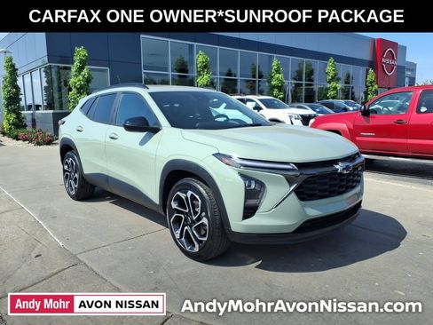Used 2024 Chevrolet Trax RS w/ Sunroof Package FWD image 2
