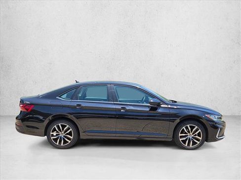Used 2025 Volkswagen Jetta SE FWD image 4