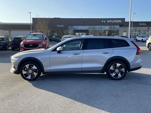 Used 2025 Volvo V60 B5 Cross Country Plus image 25