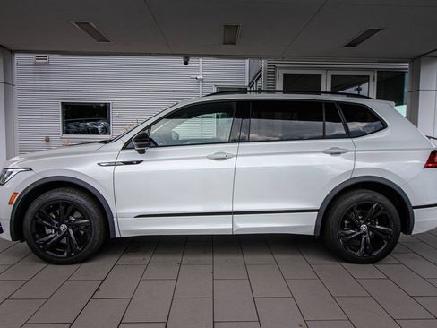 Certified 2023 Volkswagen Tiguan SE R-Line FWD image 11