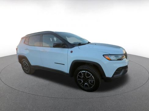 Used 2025 Jeep Compass Trailhawk image 2