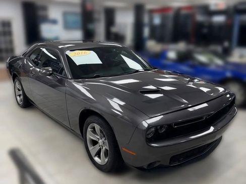 Used 2016 Dodge Challenger SXT image 3
