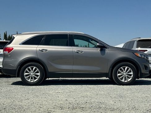 Used 2016 Kia Sorento LX w/ LX Convenience Package FWD image 9
