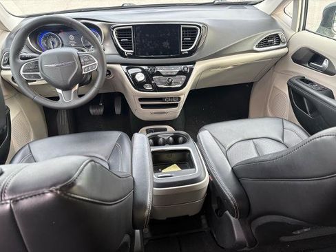 Used 2024 Chrysler Pacifica Touring-L image 20