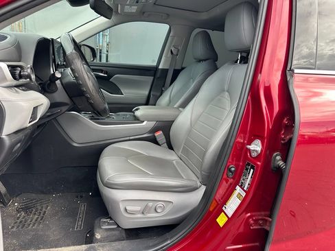 Used 2021 Toyota Highlander XLE AWD/4WD image 11