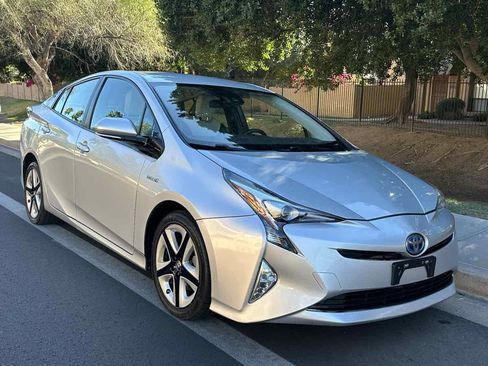 Used 2016 Toyota Prius Three Touring image 2