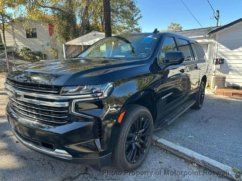 Used 2024 Chevrolet Suburban LT image 2