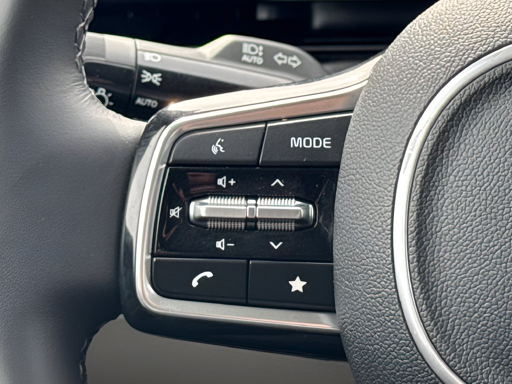 Used 2025 Kia Carnival EX FWD image 16