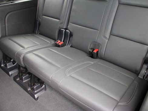 Used 2025 Chevrolet Suburban Z71 image 23