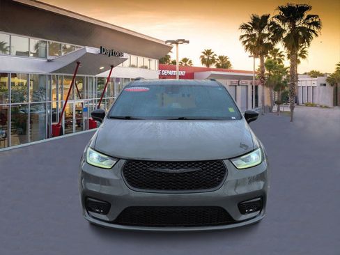 Used 2023 Chrysler Pacifica Limited w/ Uconnect Theater Family Group image 8