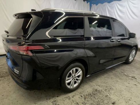 Used 2022 Toyota Sienna Limited image 8