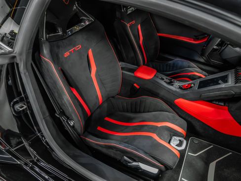 Used 2021 Lamborghini Huracan STO image 27