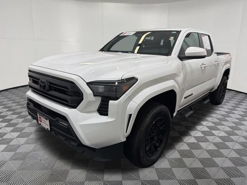 Used 2025 Toyota Tacoma SR5 AWD/4WD image 4