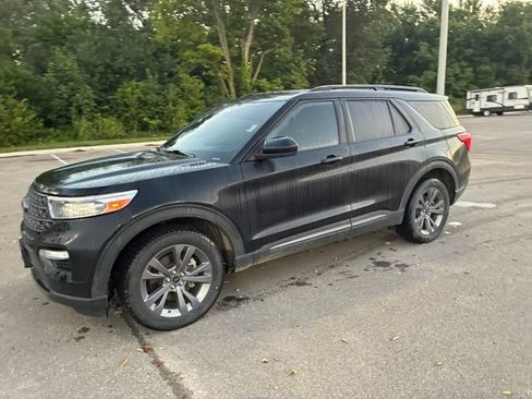Used 2022 Ford Explorer XLT w/ Equipment Group 202A AWD/4WD image 2