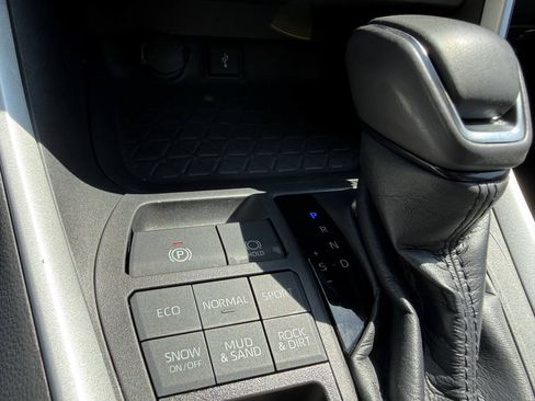 Used 2022 Toyota RAV4 XLE Premium AWD/4WD image 25