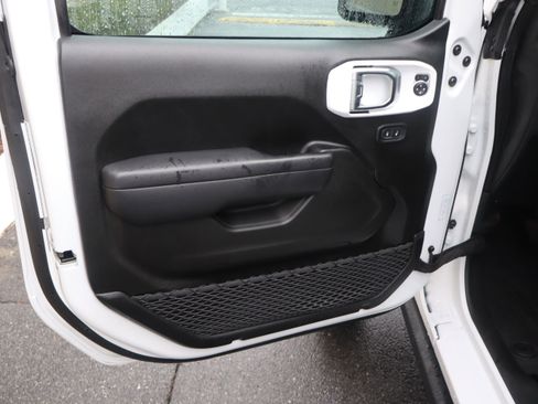 Used 2025 Jeep Gladiator Sport image 16