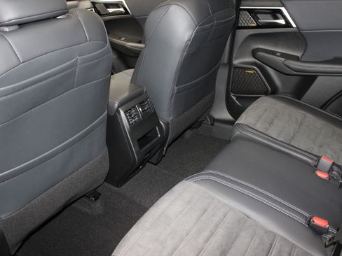 New 2025 Mitsubishi Outlander SE image 14