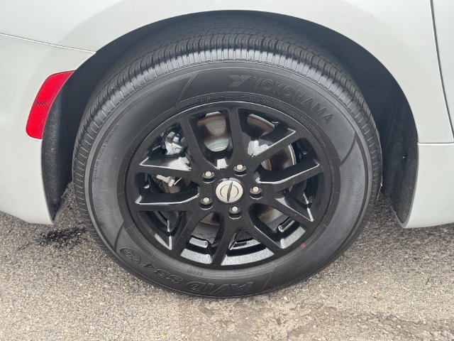 Certified 2024 Chrysler Pacifica Touring-L FWD image 12
