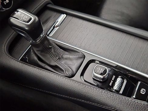 Used 2020 Volvo XC90 T6 Momentum image 34