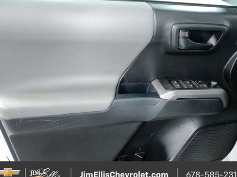 Used 2017 Toyota Tacoma SR5 w/ Tow Package AWD/4WD image 6