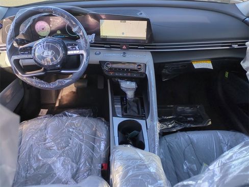 Used 2025 Hyundai Elantra Limited image 23