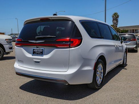New 2026 Chrysler Pacifica Select FWD image 4