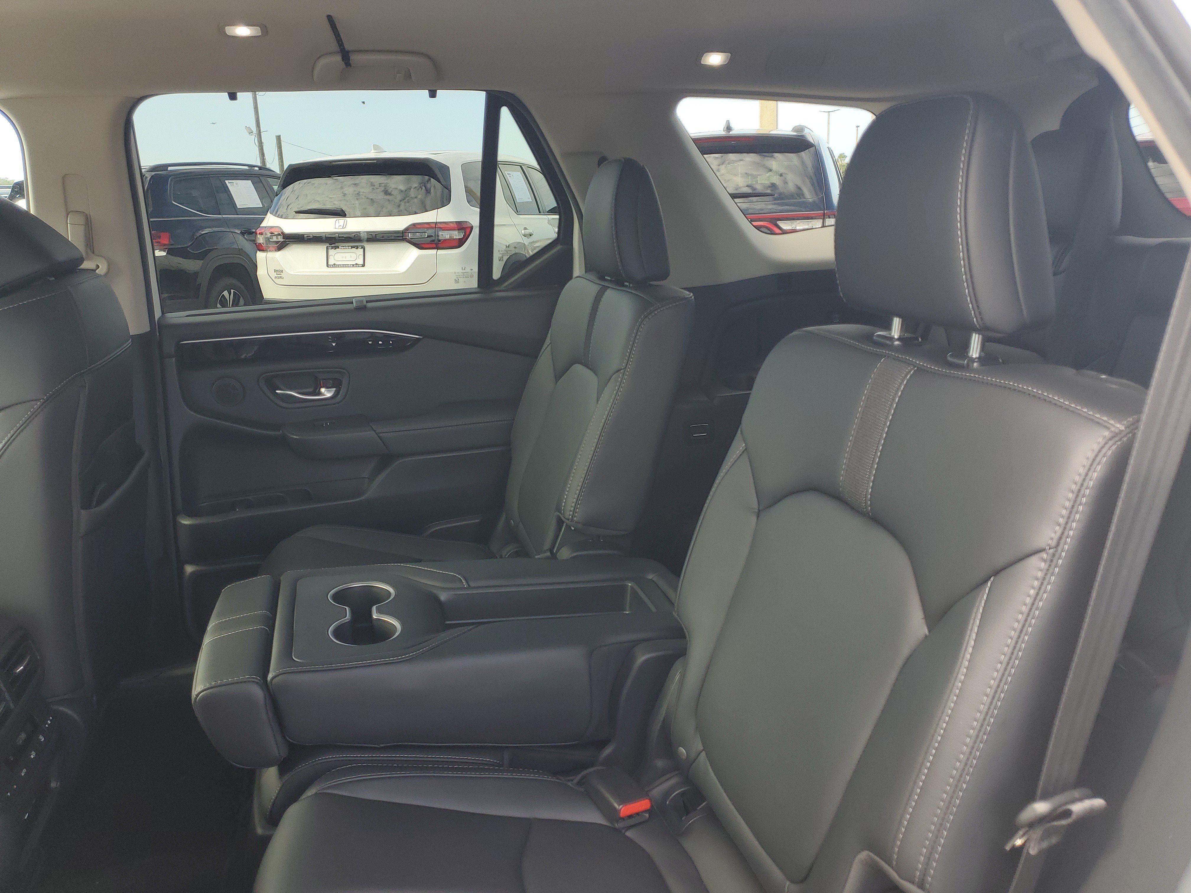 Used 2025 Honda Pilot EX-L image 11