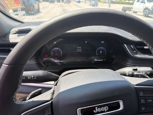 Used 2023 Jeep Grand Cherokee Limited AWD/4WD image 18
