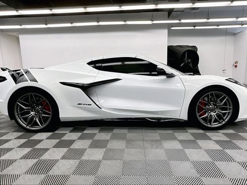 Used 2025 Chevrolet Corvette Z06 RWD image 16