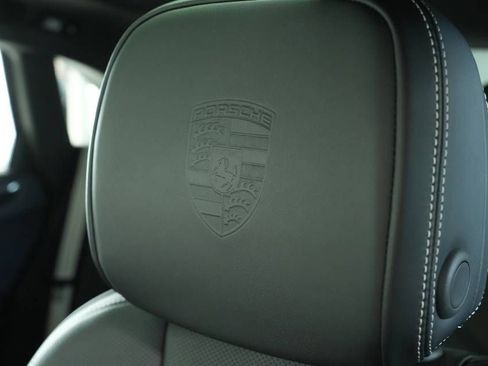 Certified 2025 Porsche Macan AWD/4WD image 34
