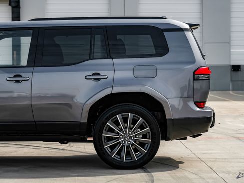 Used 2025 Lexus GX 550 w/ Accessory Package (Z1) image 7