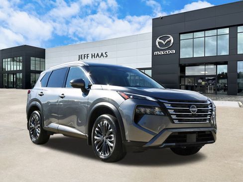 Used 2025 Nissan Rogue SL w/ Tech Package image 4