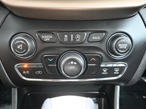 Used 2015 Jeep Cherokee Latitude w/ Cold Weather Group AWD/4WD image 15