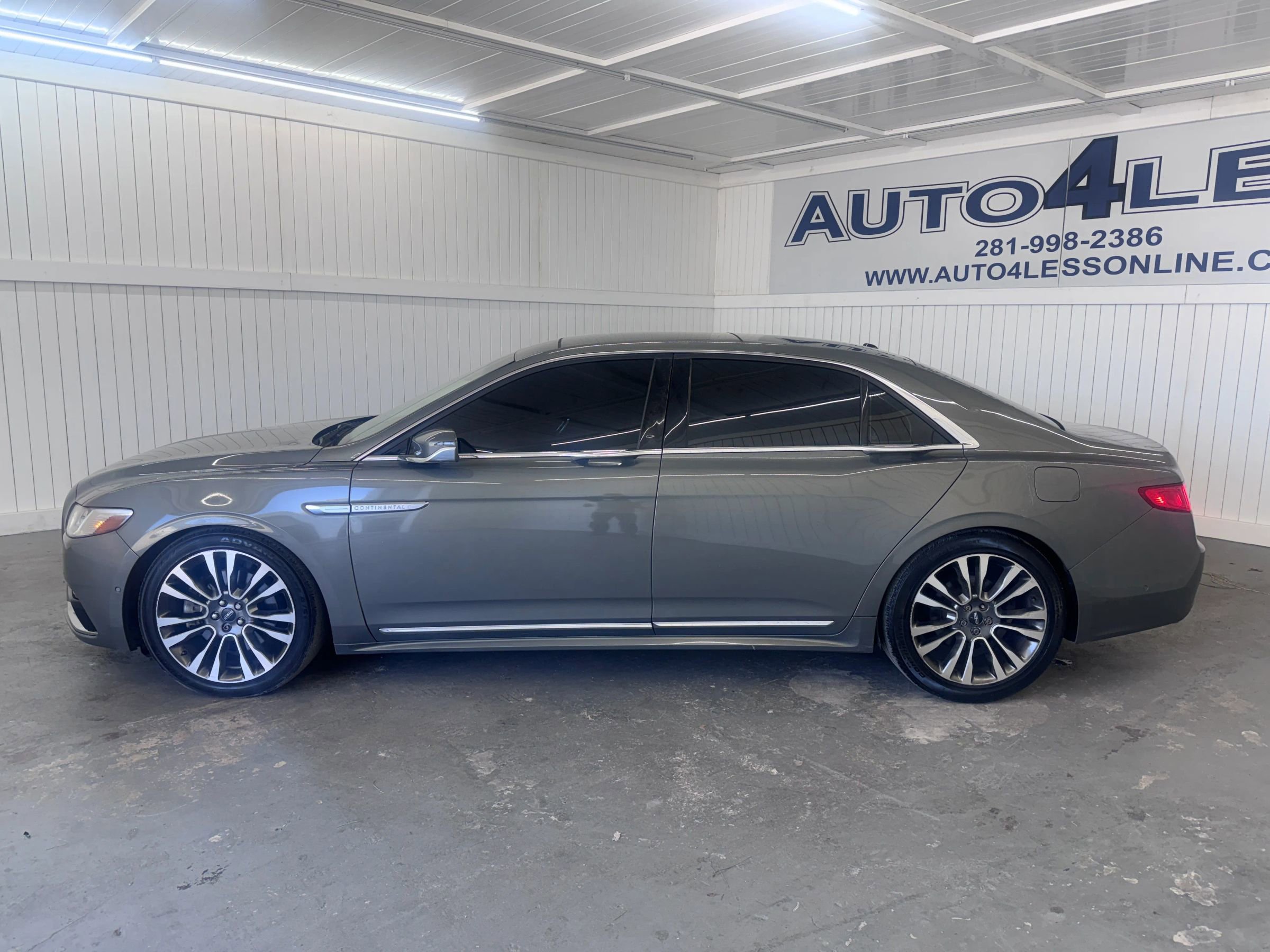 Used 2017 Lincoln Continental Select w/ Technology Package FWD image 8