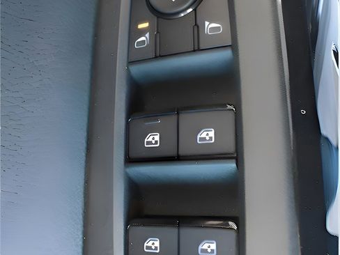 Used 2025 Nissan Pathfinder S image 17