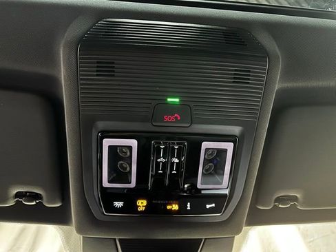 Certified 2025 Volkswagen Tiguan SE R-Line image 24