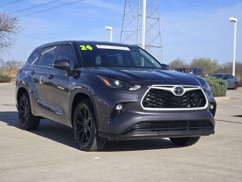 Used 2024 Toyota Highlander LE image 3