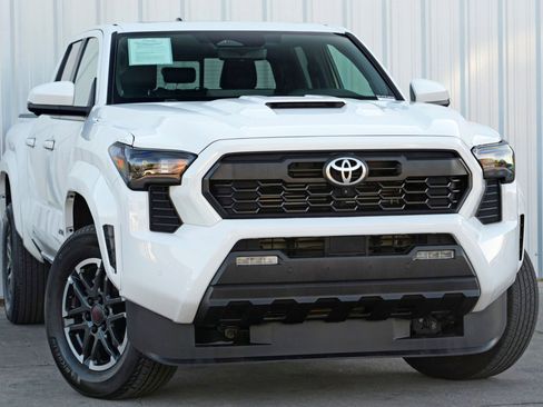 Used 2024 Toyota Tacoma TRD Sport w/ TRD Sport Premium Package image 4