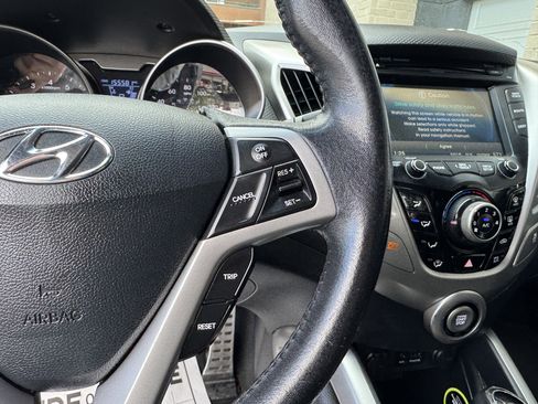 Used 2012 Hyundai Veloster w/ Style Pkg image 19