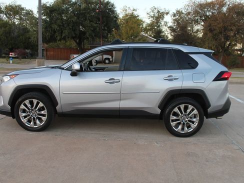 Used 2019 Toyota RAV4 Limited image 8