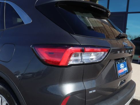 Used 2020 Ford Escape SE image 18