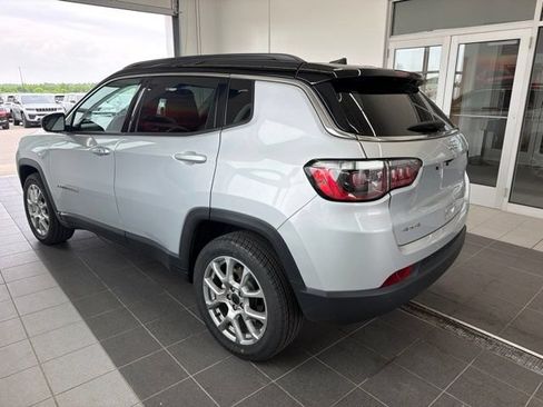 Used 2025 Jeep Compass Limited AWD/4WD image 3
