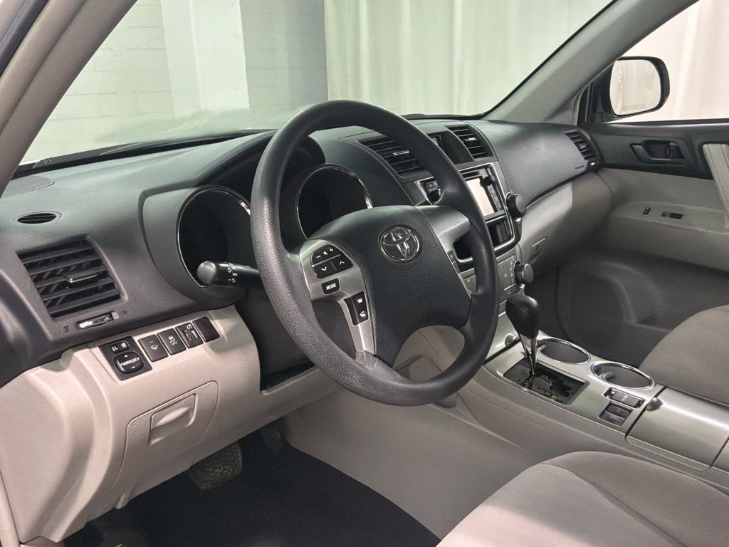 Used 2013 Toyota Highlander FWD w/ Cold Weather Pkg image 14