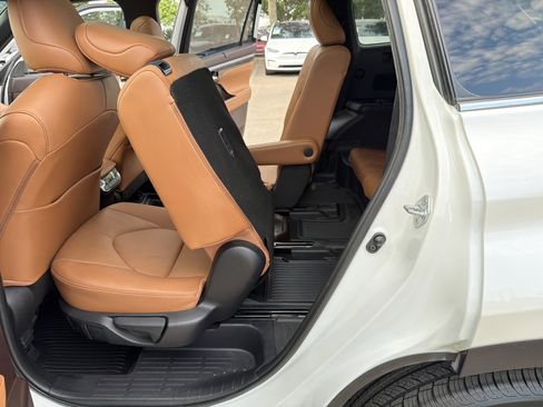 Used 2020 Toyota Highlander Platinum FWD image 38