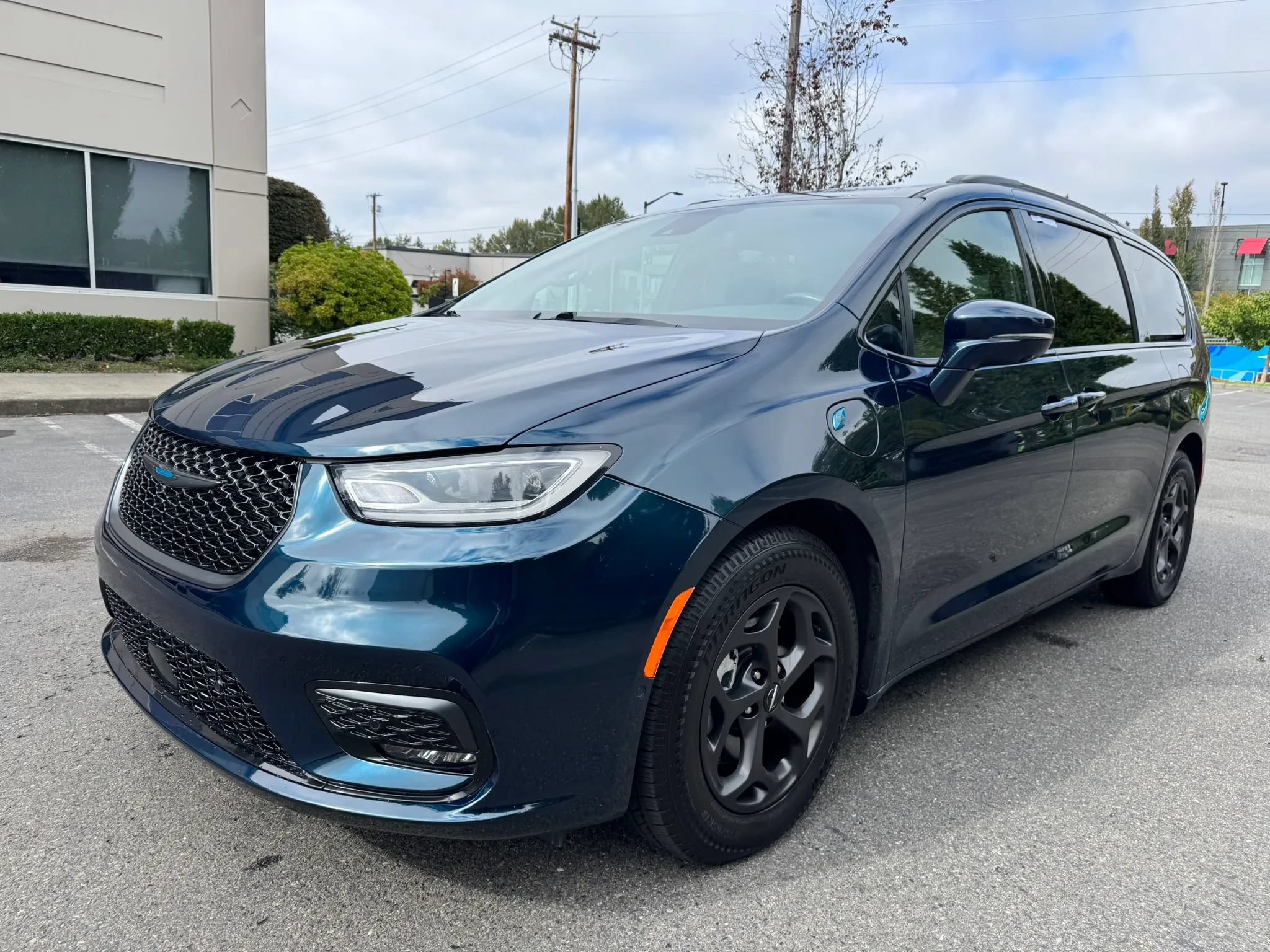 Used 2021 Chrysler Pacifica Touring-L w/ S Appearance Package FWD image 4
