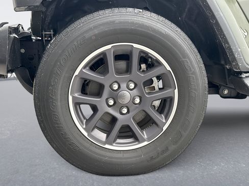 Used 2021 Jeep Gladiator Overland w/ Cold Weather Group image 12