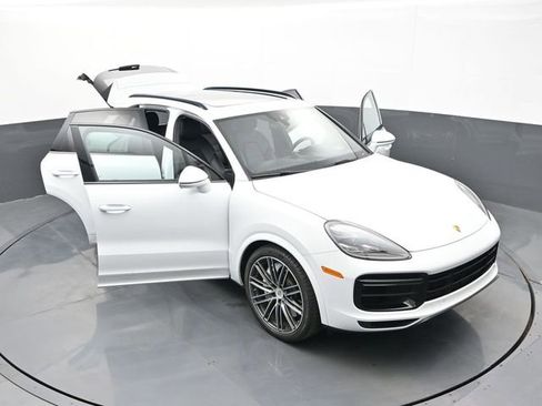 Certified 2021 Porsche Cayenne Turbo AWD/4WD image 33